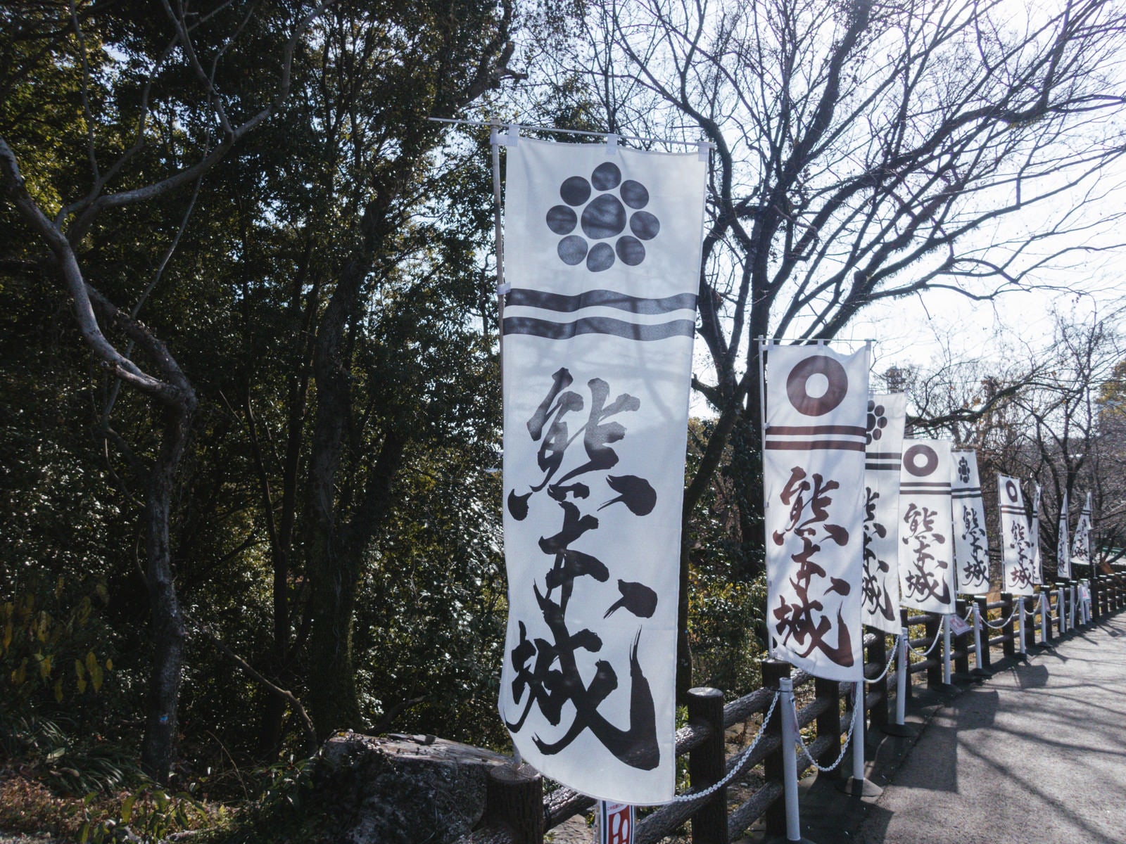 「どこまでも続く熊本城の幟」の写真