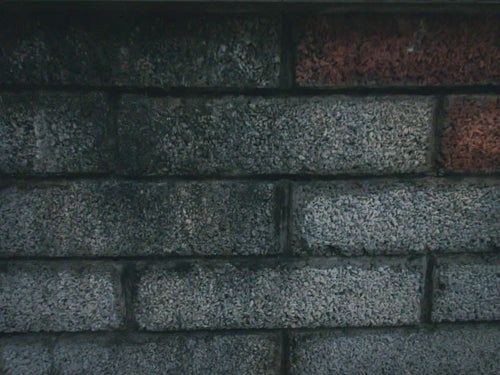 薄暗い不気味なレンガ風のブロックの写真