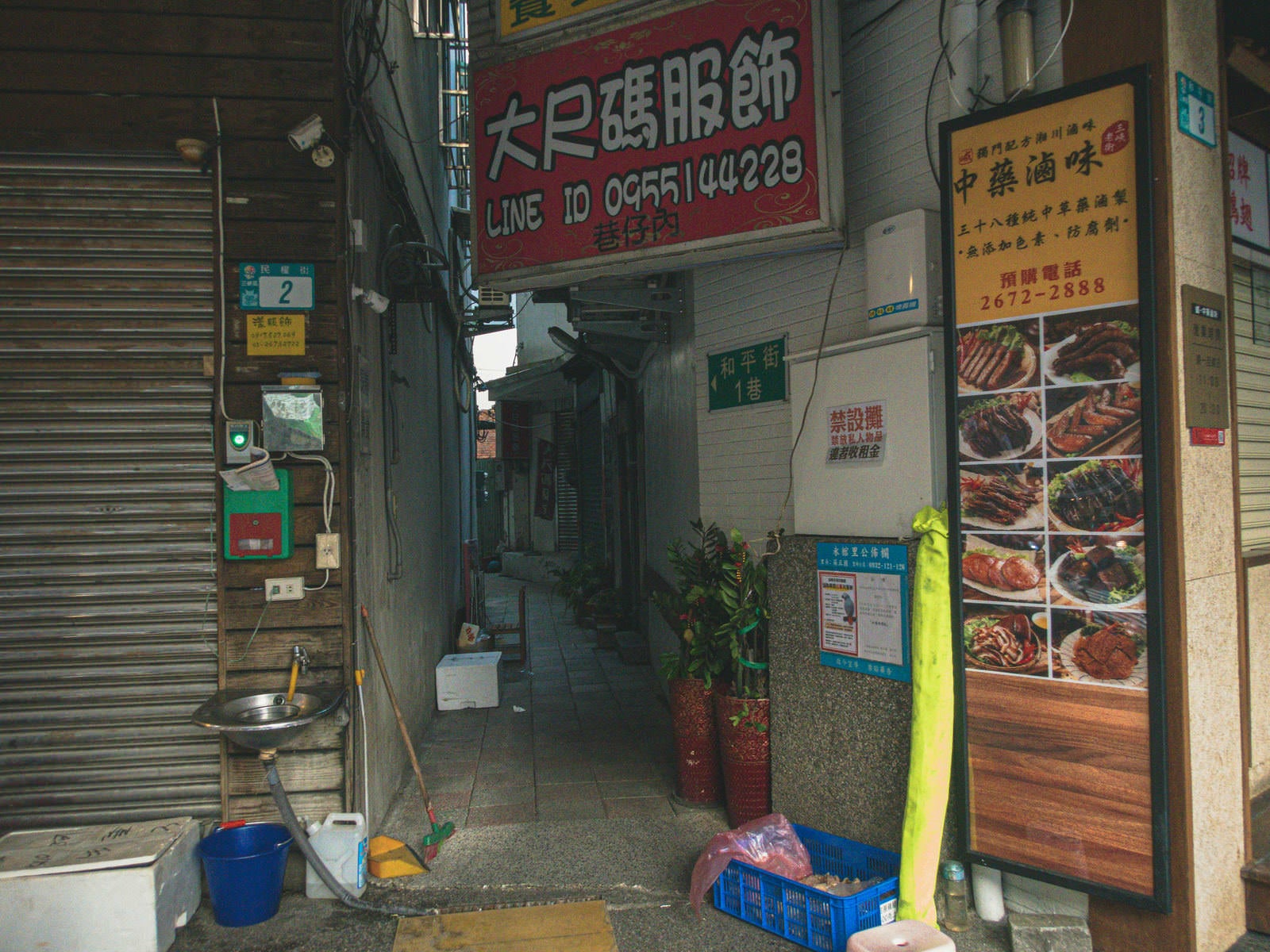 「鶯歌駅近くの飲食店の路地裏」の写真