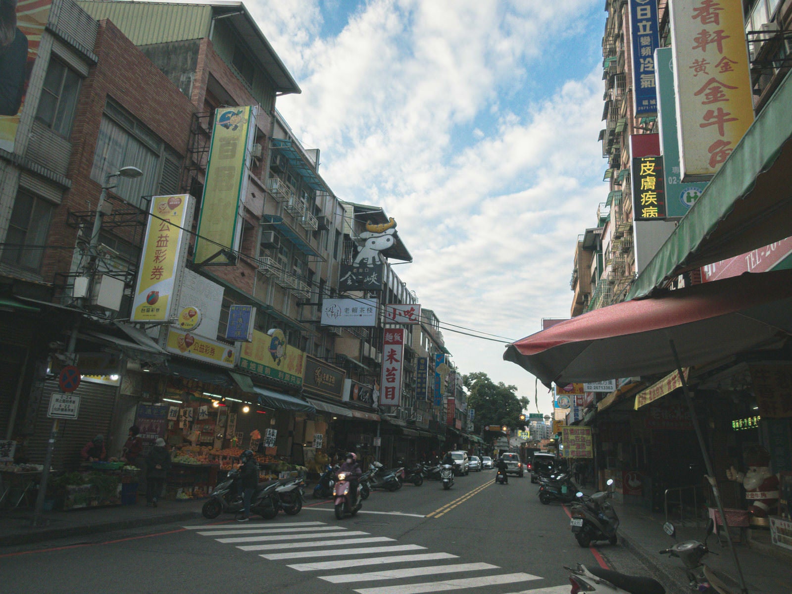 「鶯歌駅近くの繁華街と台湾ぽい看板のある街並み」の写真