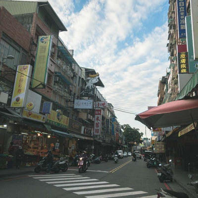 鶯歌駅近くの繁華街と台湾ぽい看板のある街並みの写真