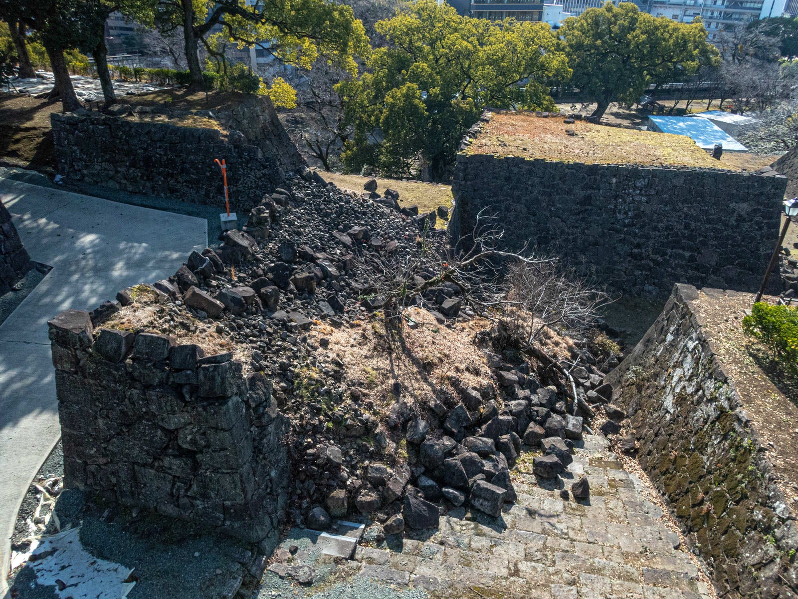 「倒壊した城跡（熊本城）」の写真