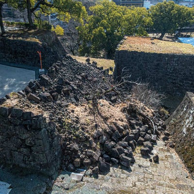 倒壊した城跡（熊本城）の写真