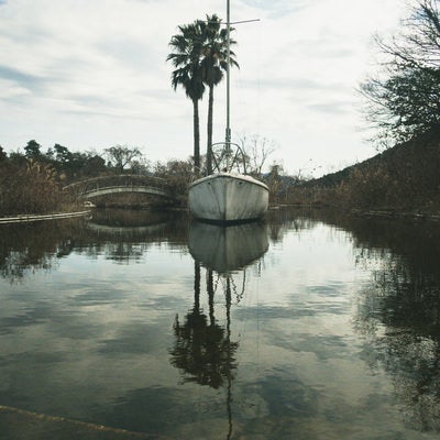 廃プールに浮かぶヨットの写真