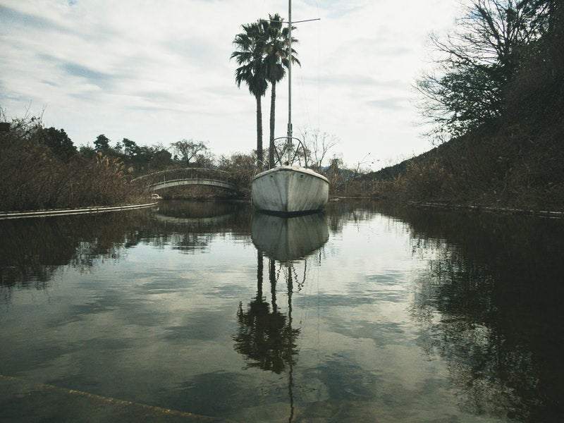 廃プールに浮かぶヨットの写真