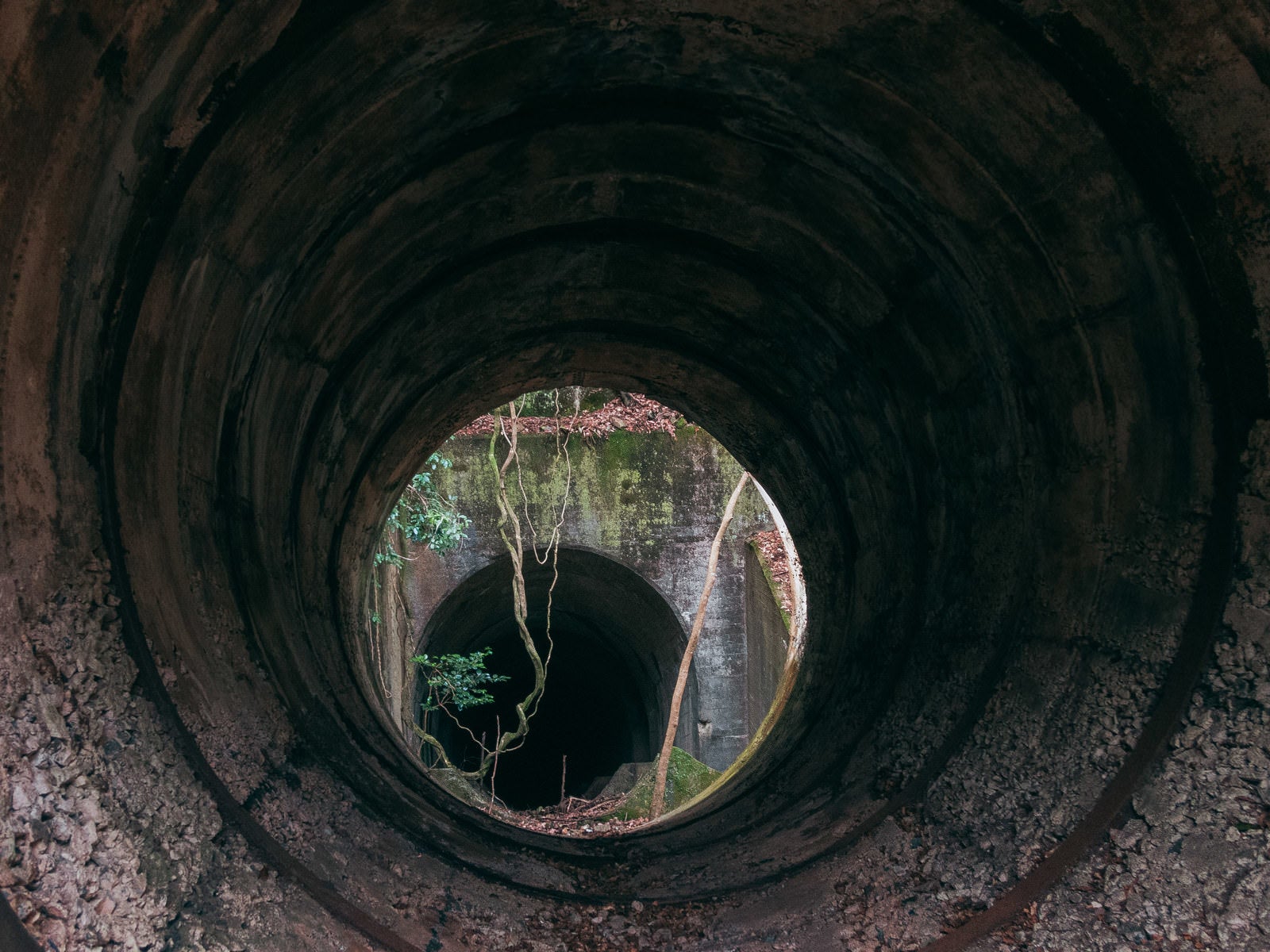 「穴の先に見えるトンネル」の写真