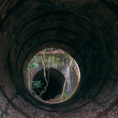 穴の先に見えるトンネルの写真