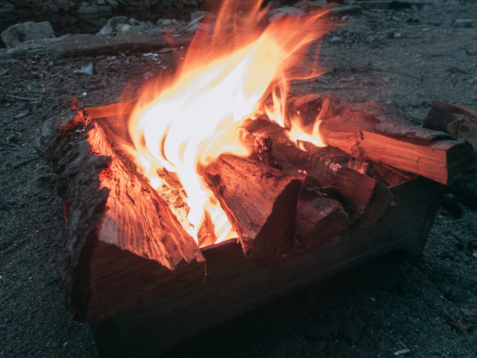 「薪に火をつける」の写真