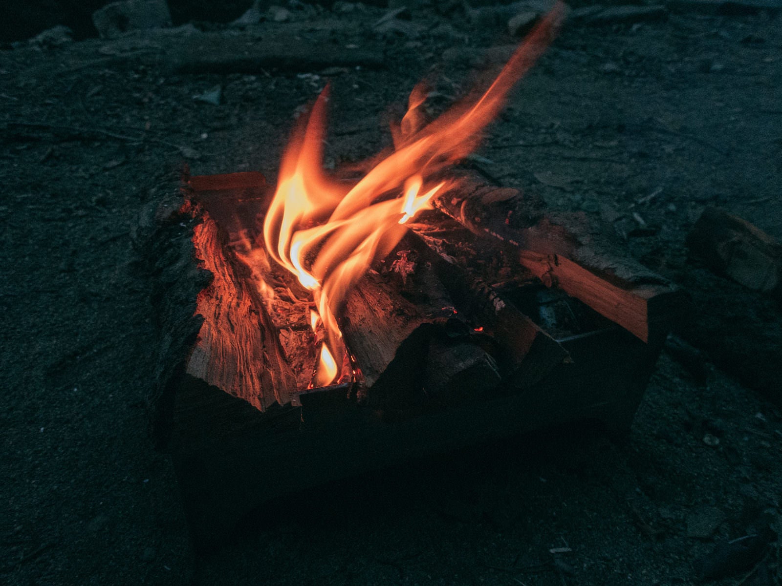 「キャンプ中の焚火の様子」の写真