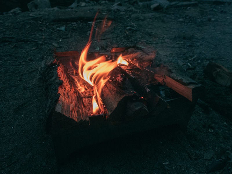 キャンプファイヤーの炎の揺らぎの写真