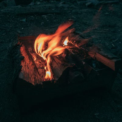 暗がりのキャンプファイヤーの炎の写真
