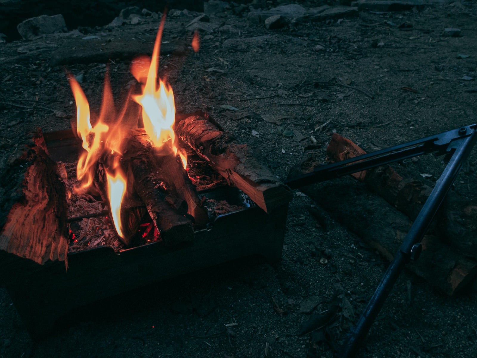 「キャンプファイヤーの炎とトング」の写真