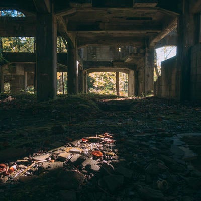 廃墟の地面に差し込む炭鉱の地面の写真