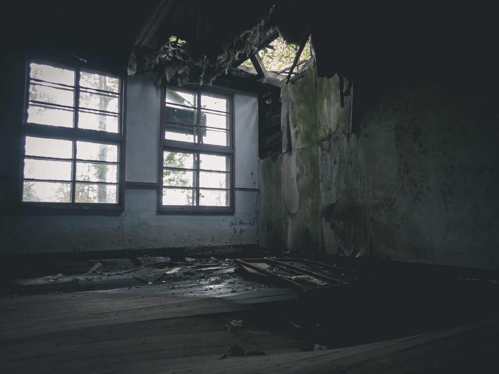 「ボロボロに崩れる廃墟の天井と床」の写真