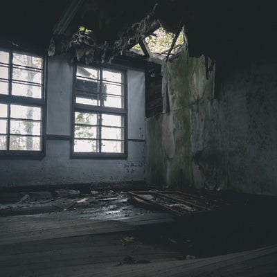 ボロボロに崩れる廃墟の天井と床の写真