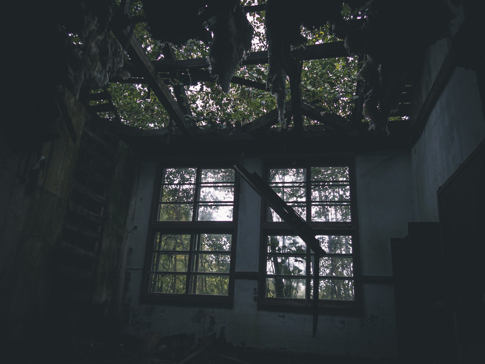 「崩れ落ちた廃墟の天井」の写真