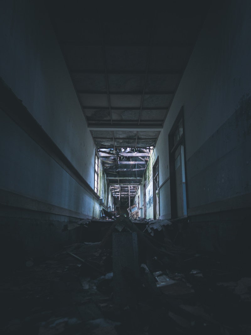「崩れ落ちた廃墟の廊下」の写真