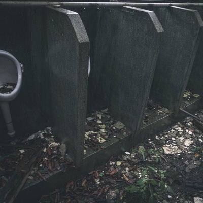 瓦礫まみれの男子トイレの写真