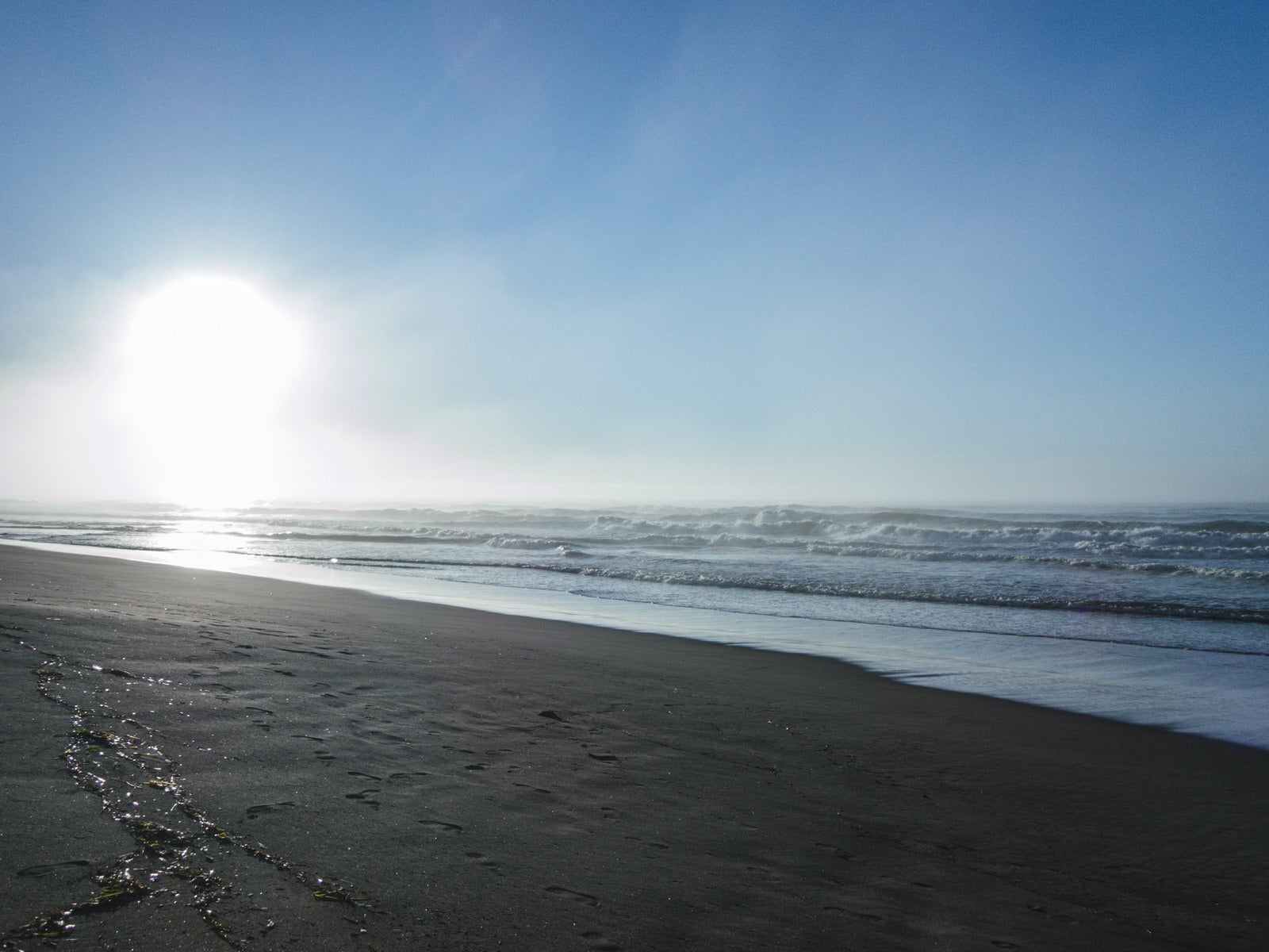 「打ち寄せる波と夏の日差し」の写真