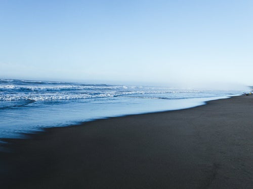 足跡一つない砂浜と海の写真