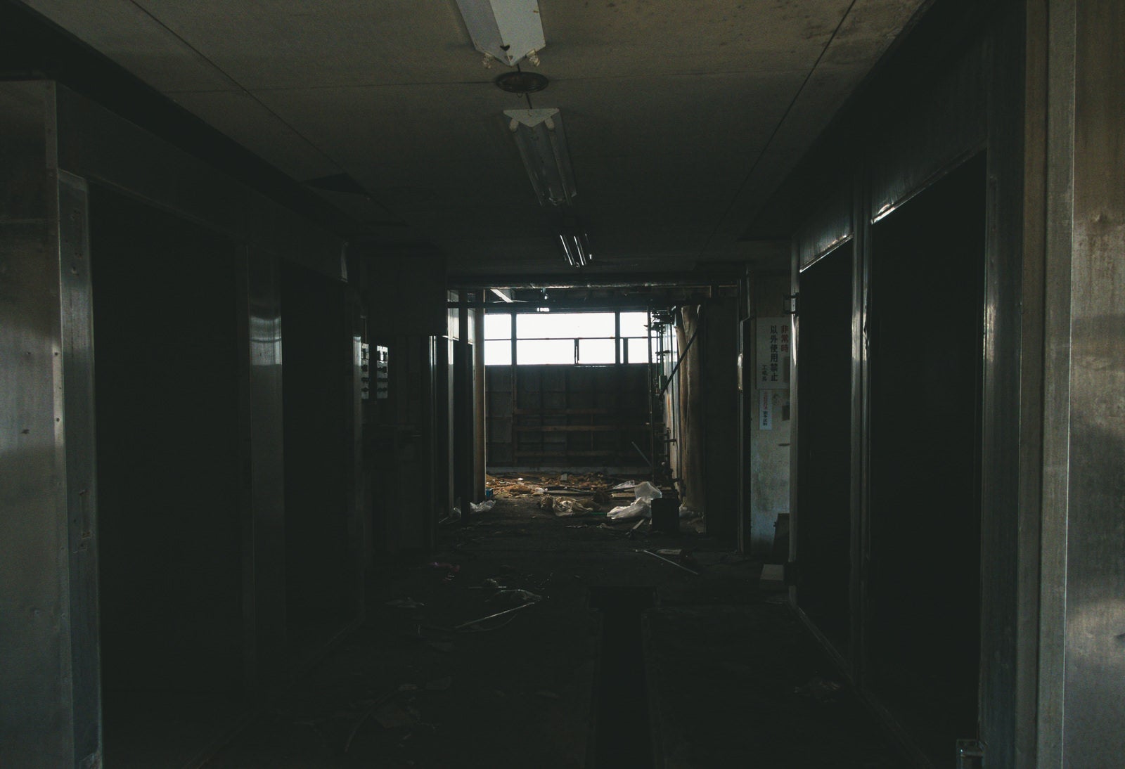 「暗がりの廃墟廊下」の写真