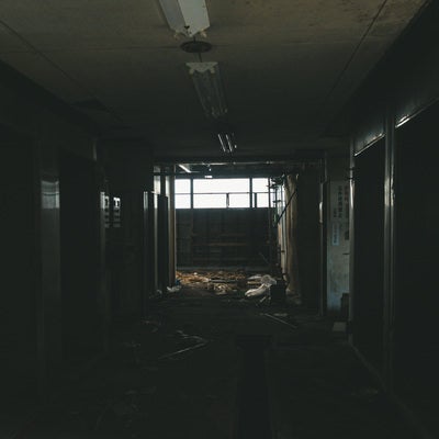 暗がりの廃墟廊下の写真