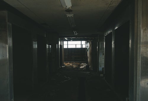 暗がりの廃墟廊下の写真