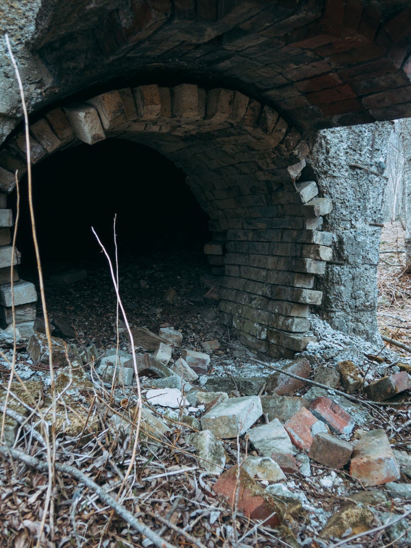「崩れ落ちた煉瓦の通路」の写真