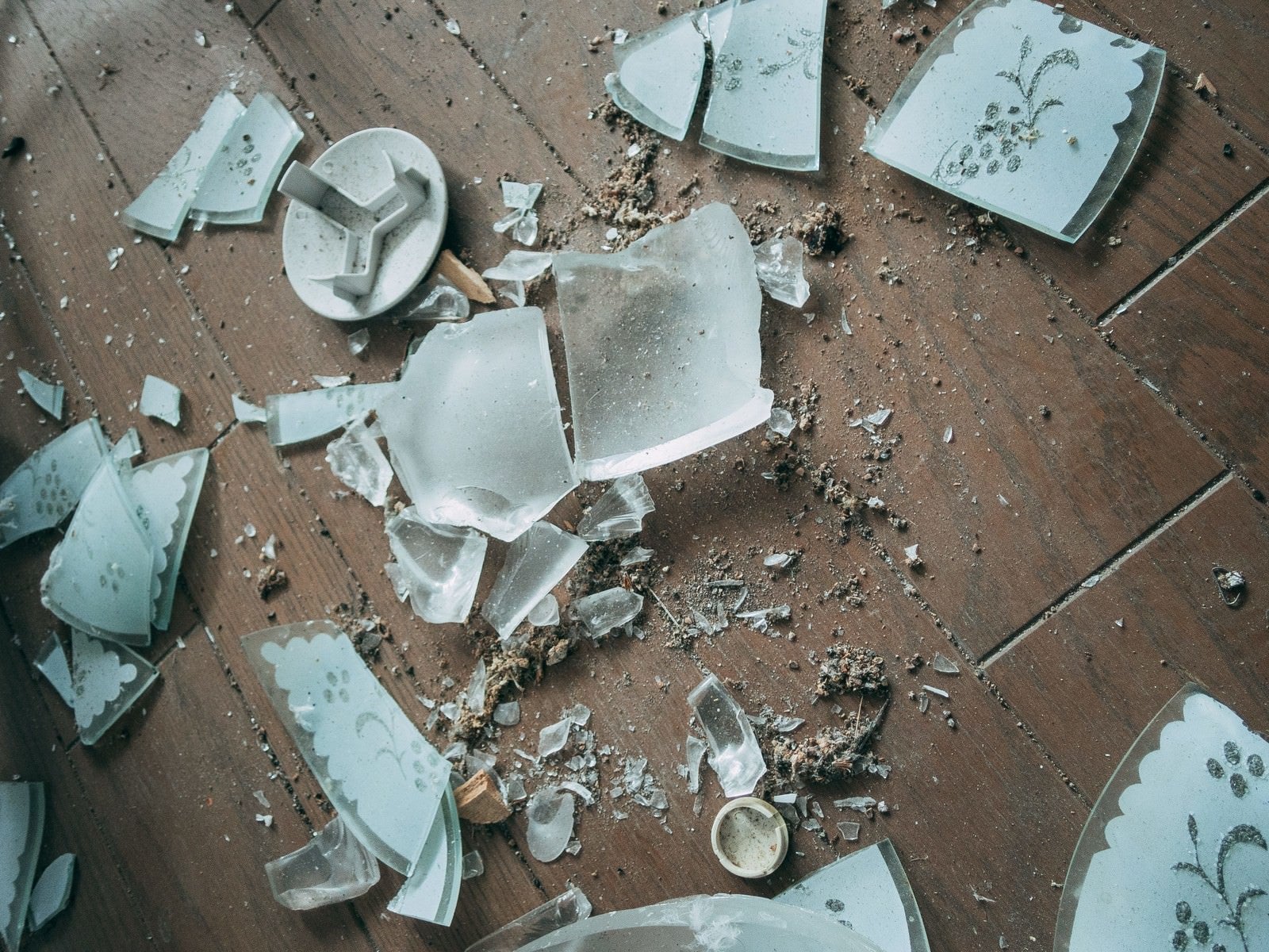 「粉々になったガラスの破片」の写真
