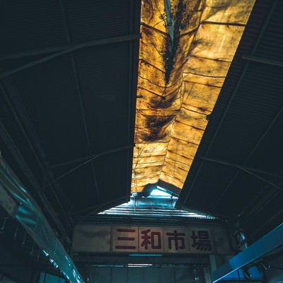 三和市場（尼崎横丁）の老朽化した天井の写真
