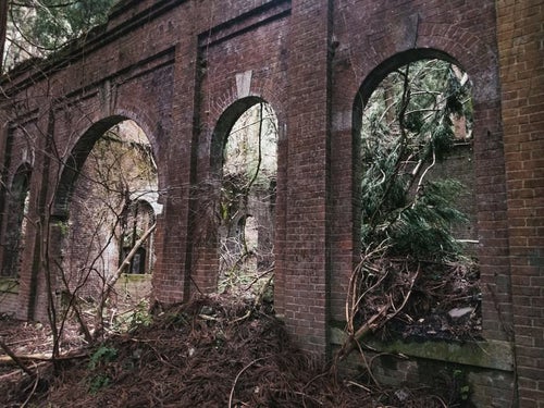 ボロボロの外壁が残る廃発電所跡の写真