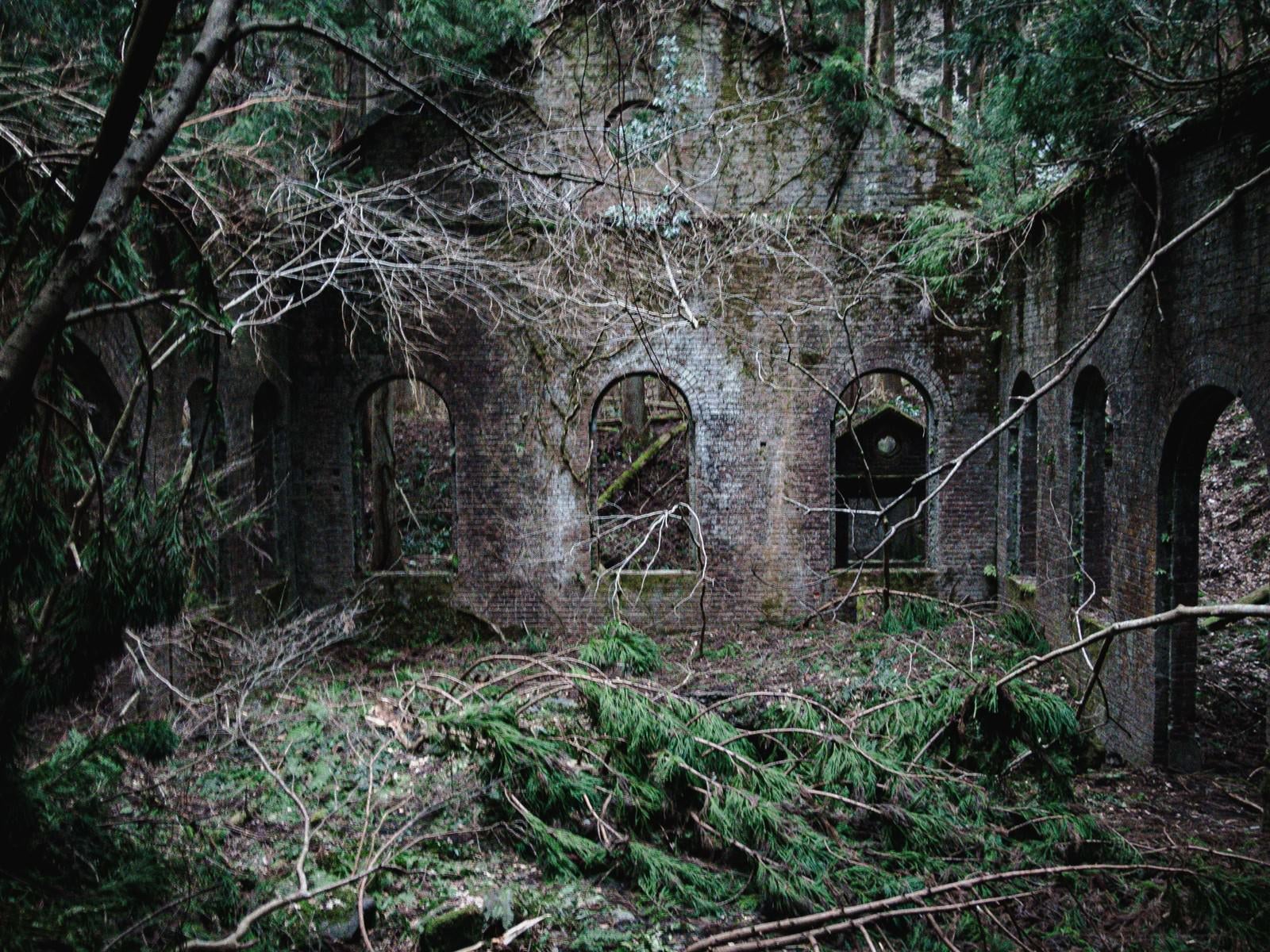 「朽ちたレンガ造りの小屋」の写真