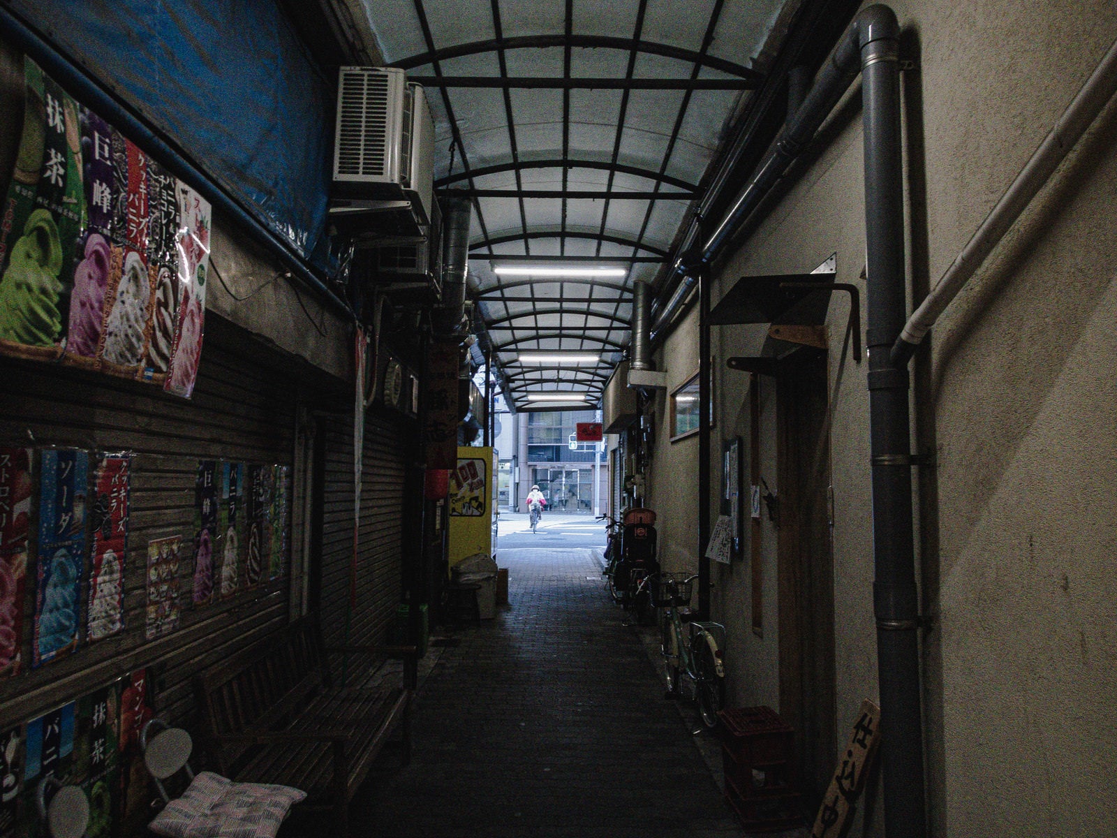 「薄暗い玉造日之出通商店街の路地」の写真