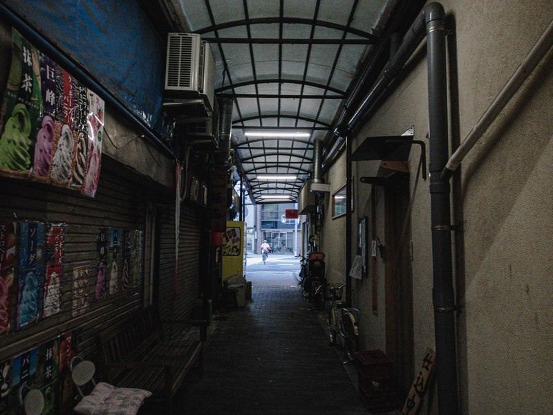 薄暗い玉造日之出通商店街の路地の写真