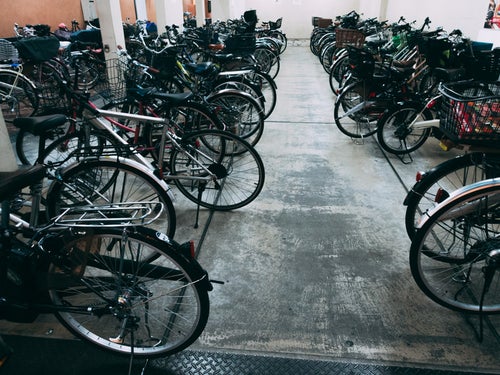 駐輪場に整列した自転車の写真