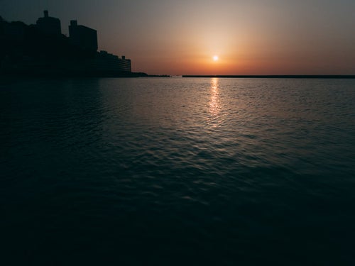 熱海の夕焼けとレイラインの写真