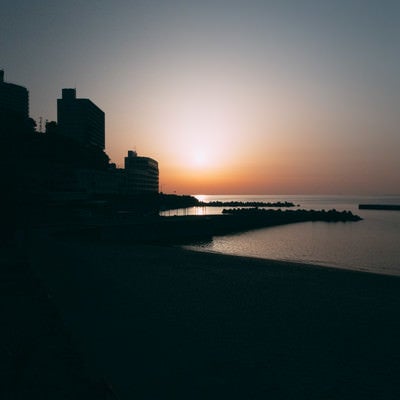 熱海の夕日と街並みのシルエットの写真