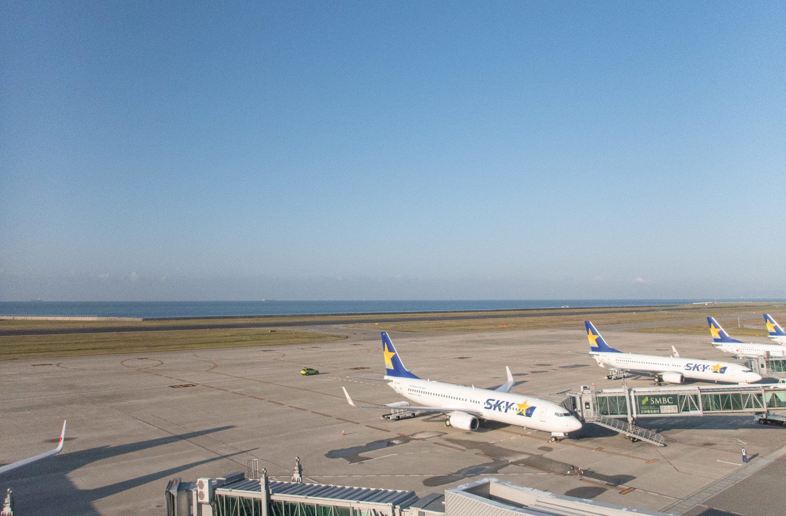 「関西空港に並ぶ飛行機」の写真
