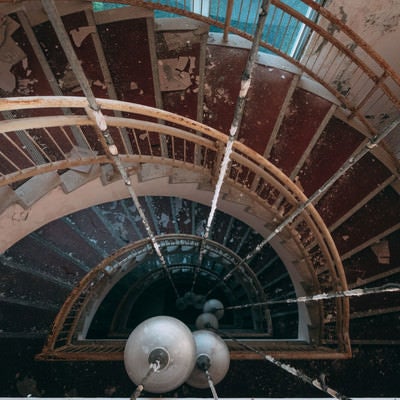瓦礫の散乱した螺旋階段の写真