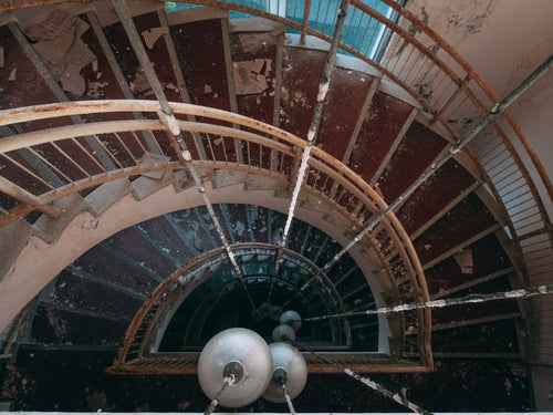 瓦礫の散乱した螺旋階段の写真