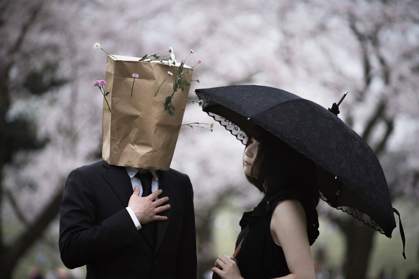 「傘の代わりに紙袋をかぶる紳士」の写真