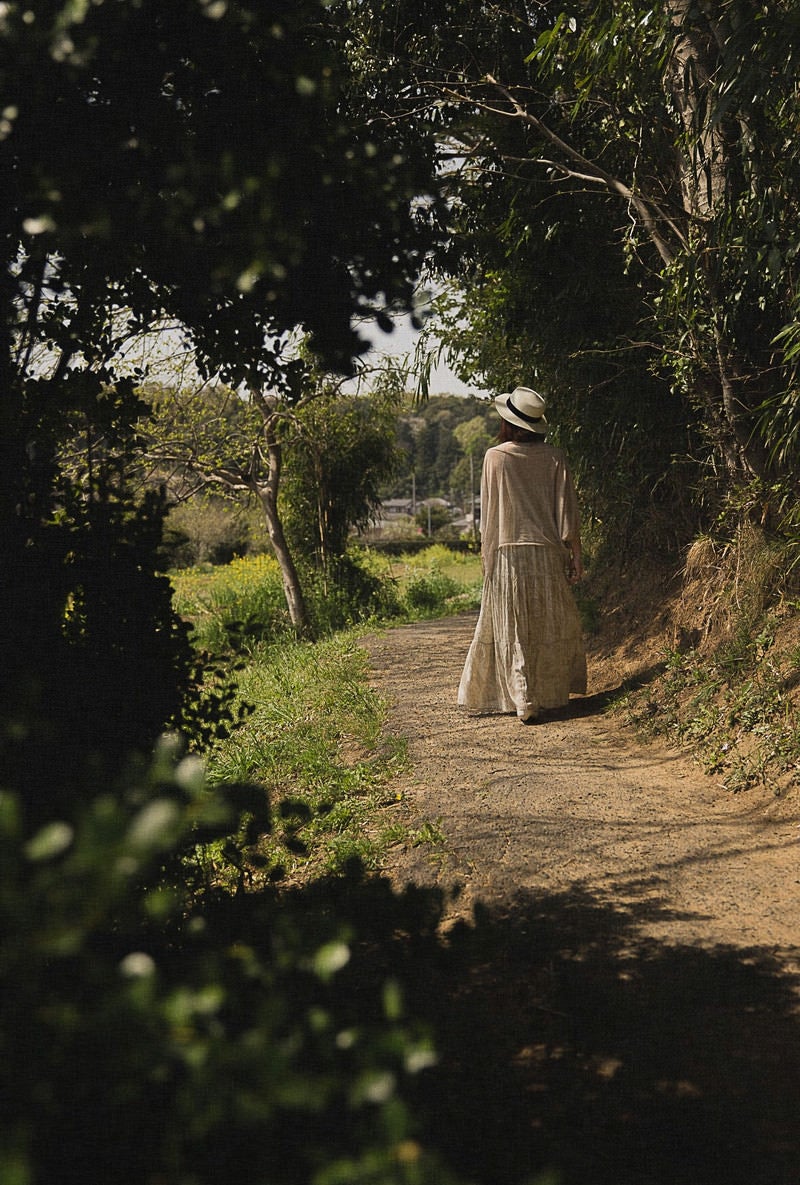 「田舎に帰省する女性」の写真