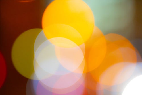 カラフルな光の丸ボケが混じり合う（テクスチャー）の写真