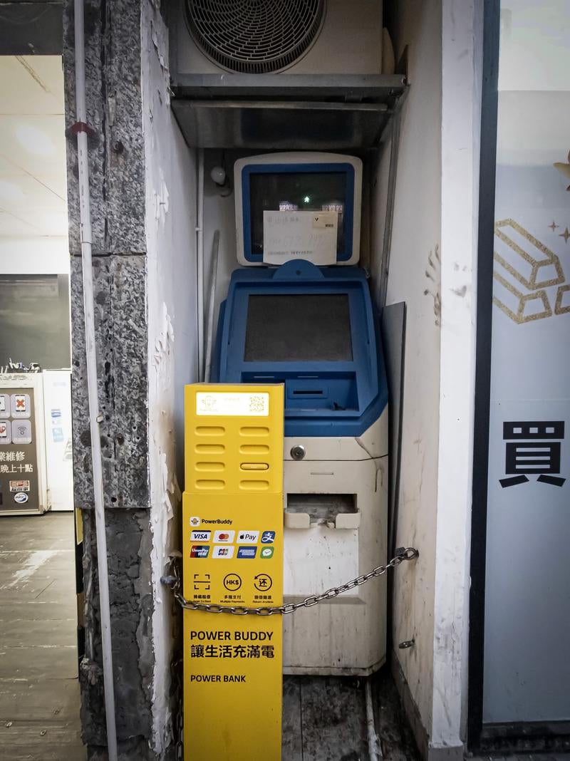 「使われなくなって放置された暗号通貨のATM」の写真