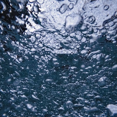 水中に浮かぶ気泡のテクスチャーの写真
