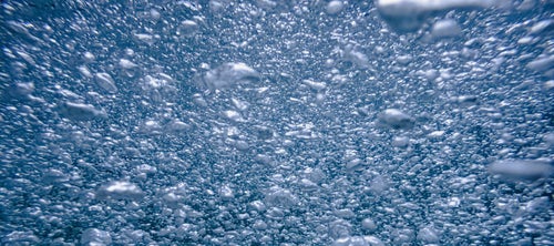 水中を埋め尽くす気泡のテクスチャーの写真