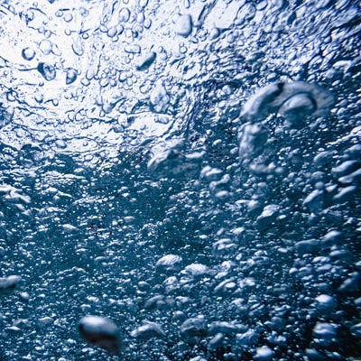 水中の溢れんばかりの気泡のテクスチャーの写真