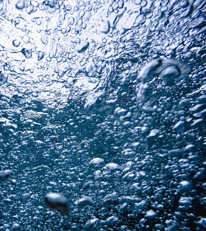 「水中の溢れんばかりの気泡のテクスチャー」の写真