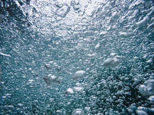 水中のぶくぶく気泡のテクスチャーの写真
