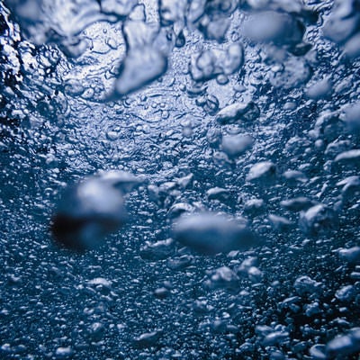 気泡で溢れる水中のテクスチャーの写真
